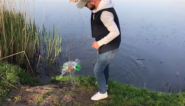 Pet şişeyle balık tutuyorlar