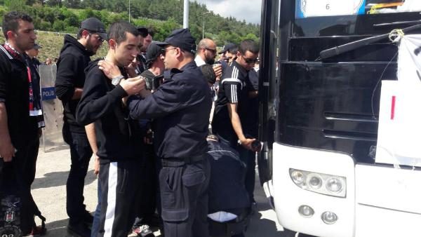 Beşiktaş taraftarı Bursa girişinde aranıyor
