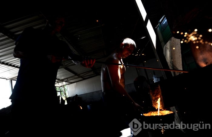 Bursa'da güneşe çıkarak serinliyorlar