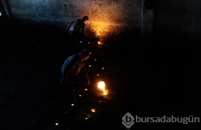 Bursa'da güneşe çıkarak serinliyorlar