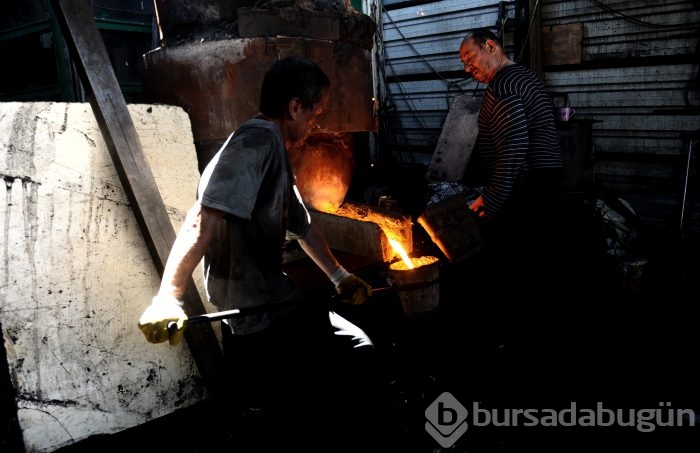 Bursa'da güneşe çıkarak serinliyorlar