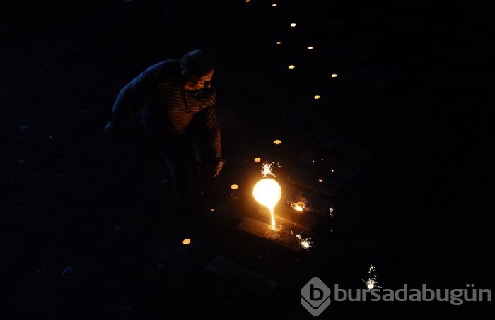 Bursa'da güneşe çıkarak serinliyorlar