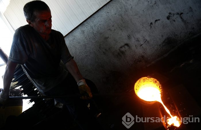 Bursa'da güneşe çıkarak serinliyorlar