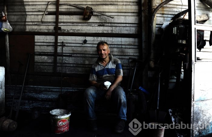 Bursa'da güneşe çıkarak serinliyorlar
