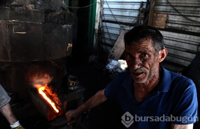 Bursa'da güneşe çıkarak serinliyorlar