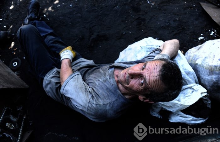 Bursa'da güneşe çıkarak serinliyorlar