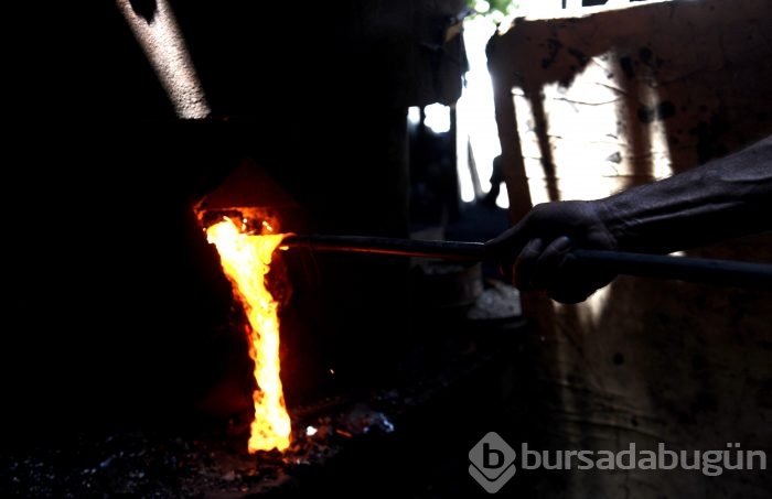 Bursa'da güneşe çıkarak serinliyorlar