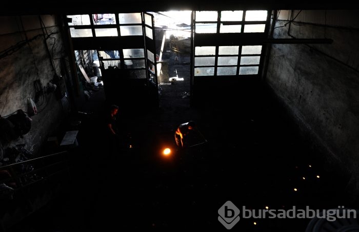 Bursa'da güneşe çıkarak serinliyorlar