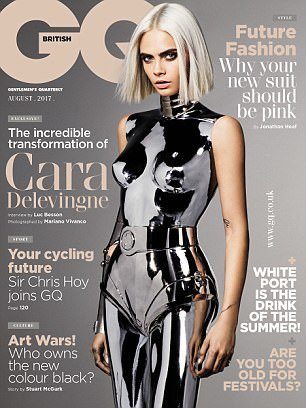 Cara Delevigne uzay çağı dekoltesiyle poz verdi