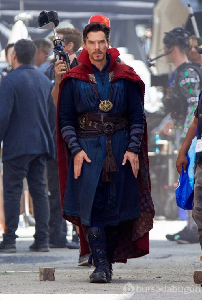Benedict Cumberbatch, Robert Downey Jr. ve Mark Ruffalo 'Avengers' setinde