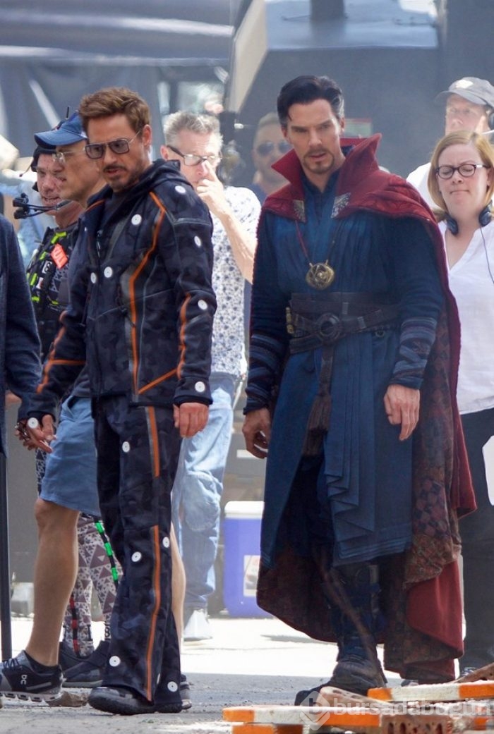 Benedict Cumberbatch, Robert Downey Jr. ve Mark Ruffalo 'Avengers' setinde