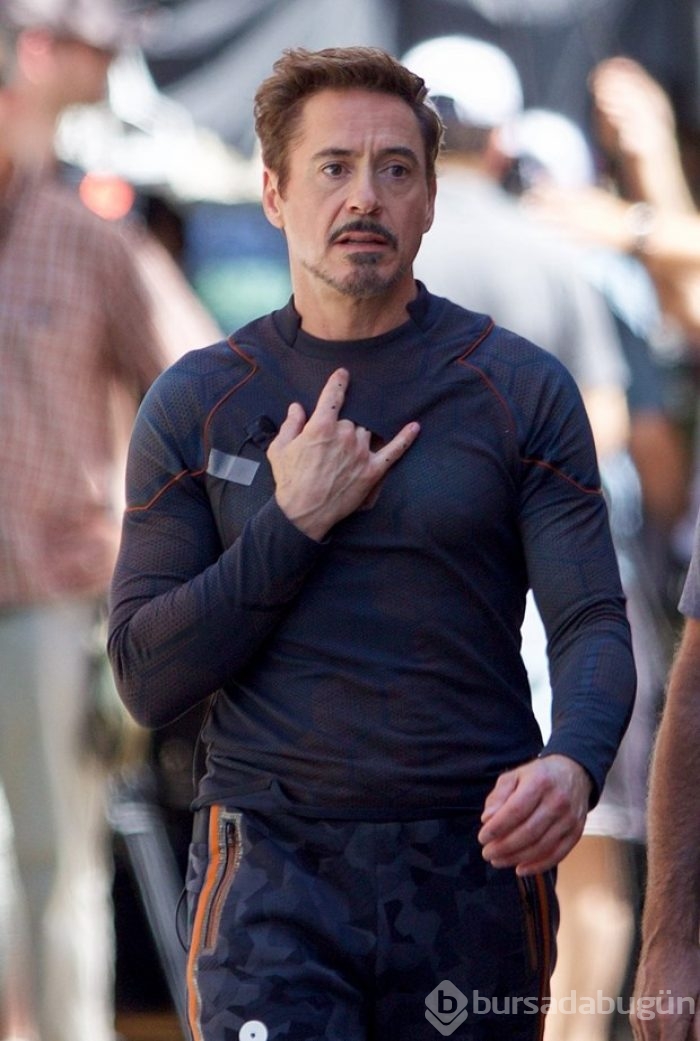 Benedict Cumberbatch, Robert Downey Jr. ve Mark Ruffalo 'Avengers' setinde