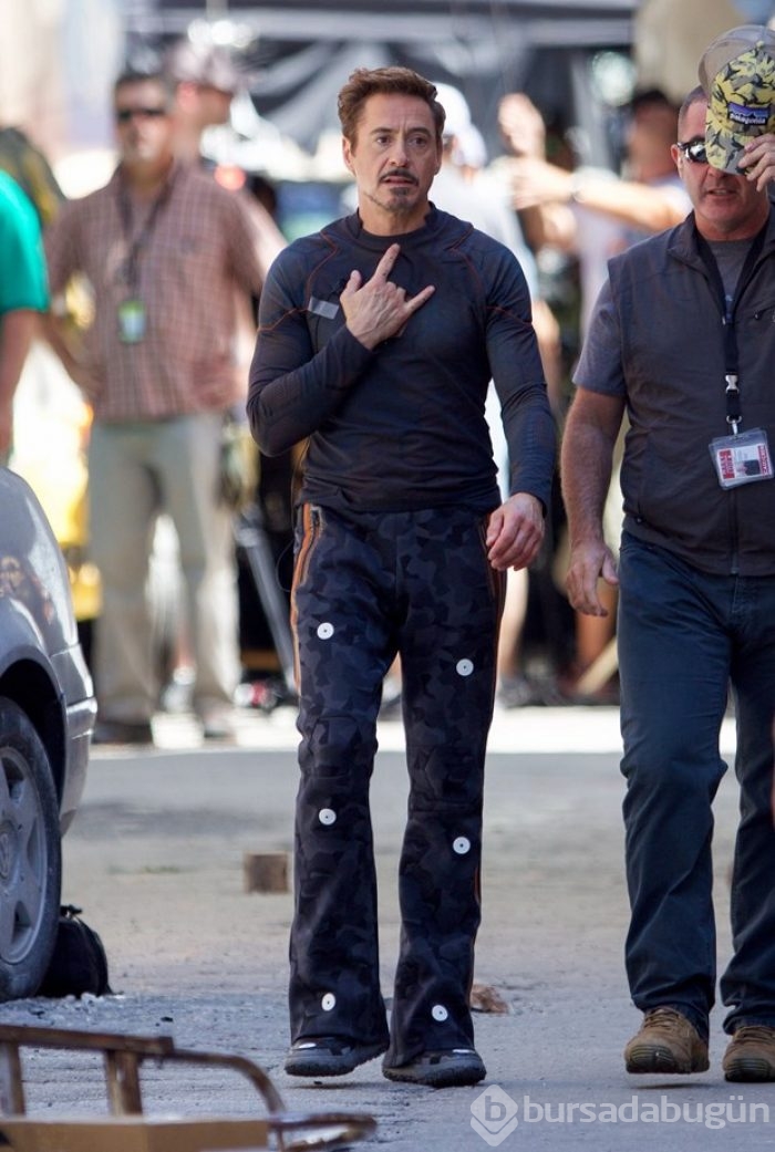 Benedict Cumberbatch, Robert Downey Jr. ve Mark Ruffalo 'Avengers' setinde