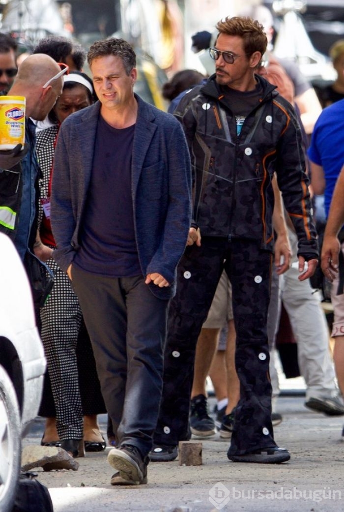 Benedict Cumberbatch, Robert Downey Jr. ve Mark Ruffalo 'Avengers' setinde