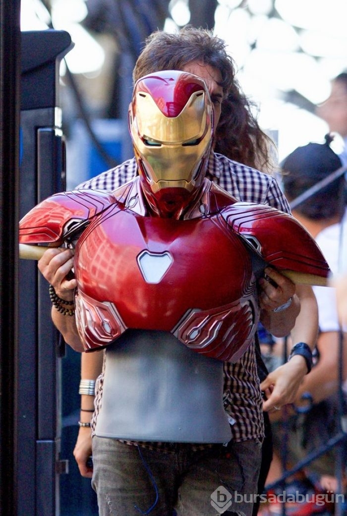 Benedict Cumberbatch, Robert Downey Jr. ve Mark Ruffalo 'Avengers' setinde