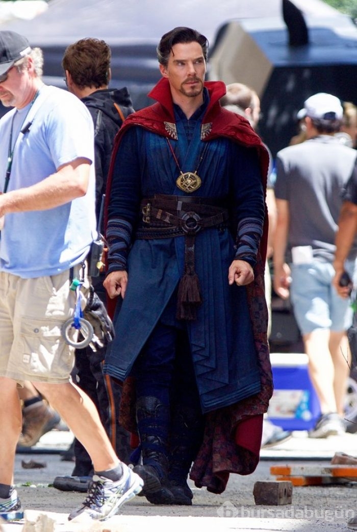 Benedict Cumberbatch, Robert Downey Jr. ve Mark Ruffalo 'Avengers' setinde