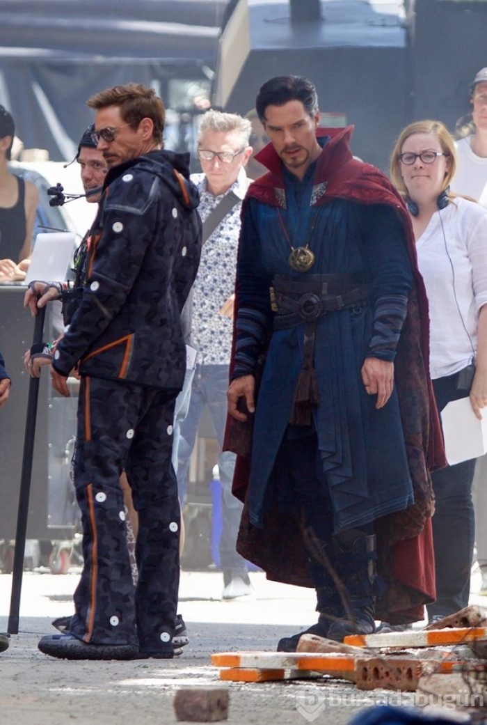 Benedict Cumberbatch, Robert Downey Jr. ve Mark Ruffalo 'Avengers' setinde