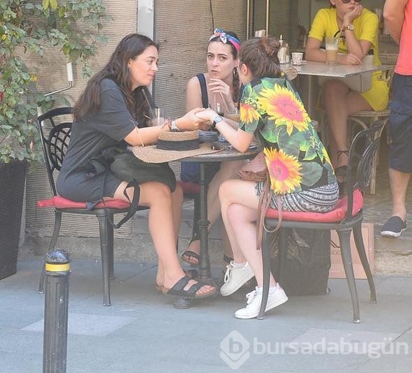 Demet Evgar bir kadınla yakalandı elini asla bırakmadı