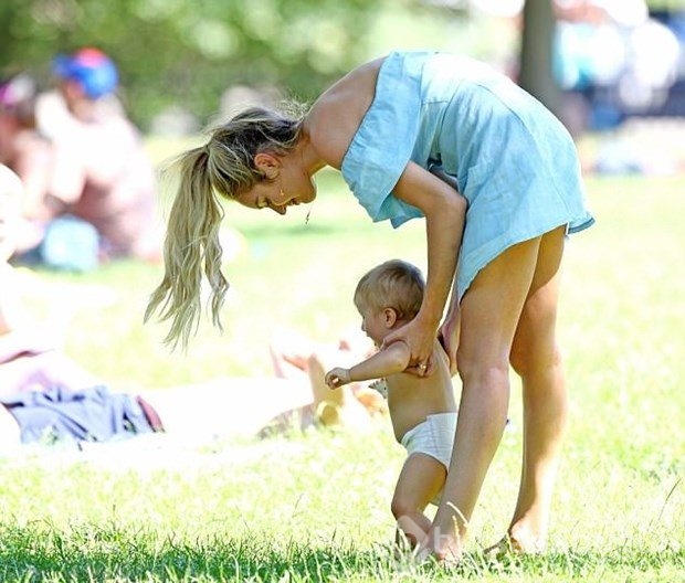 Candice Swanepoel oğluyla parkta serinledi