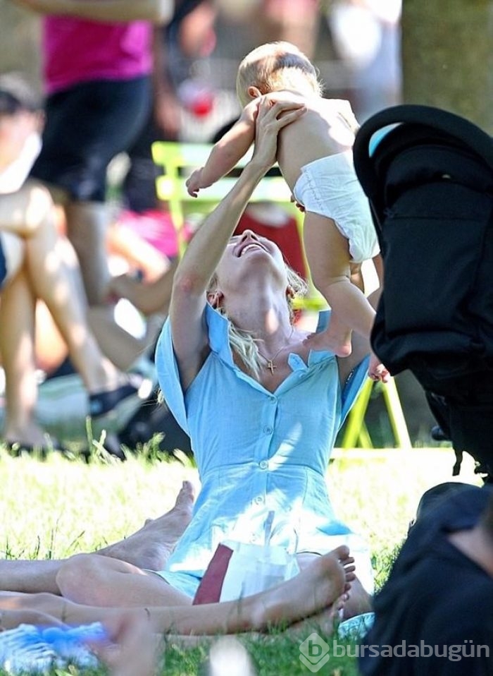 Candice Swanepoel oğluyla parkta serinledi