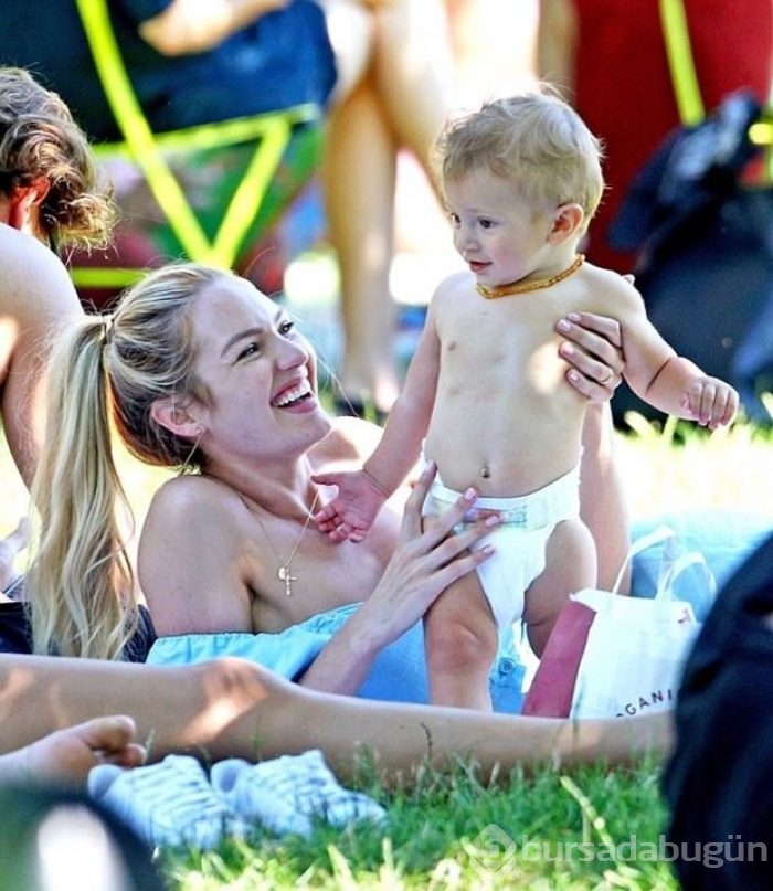Candice Swanepoel oğluyla parkta serinledi