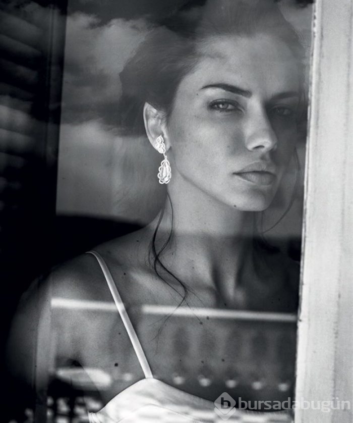 Adriana Lima Türk yazarın kitabıyla görüntülendi