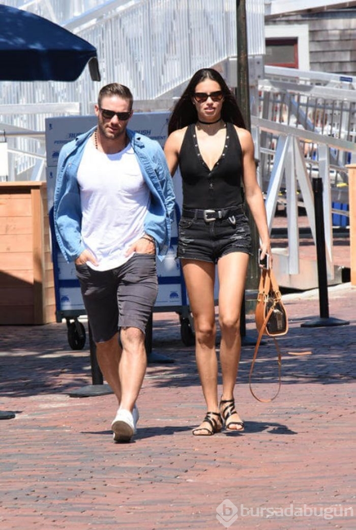 Adriana Lima Türk yazarın kitabıyla görüntülendi