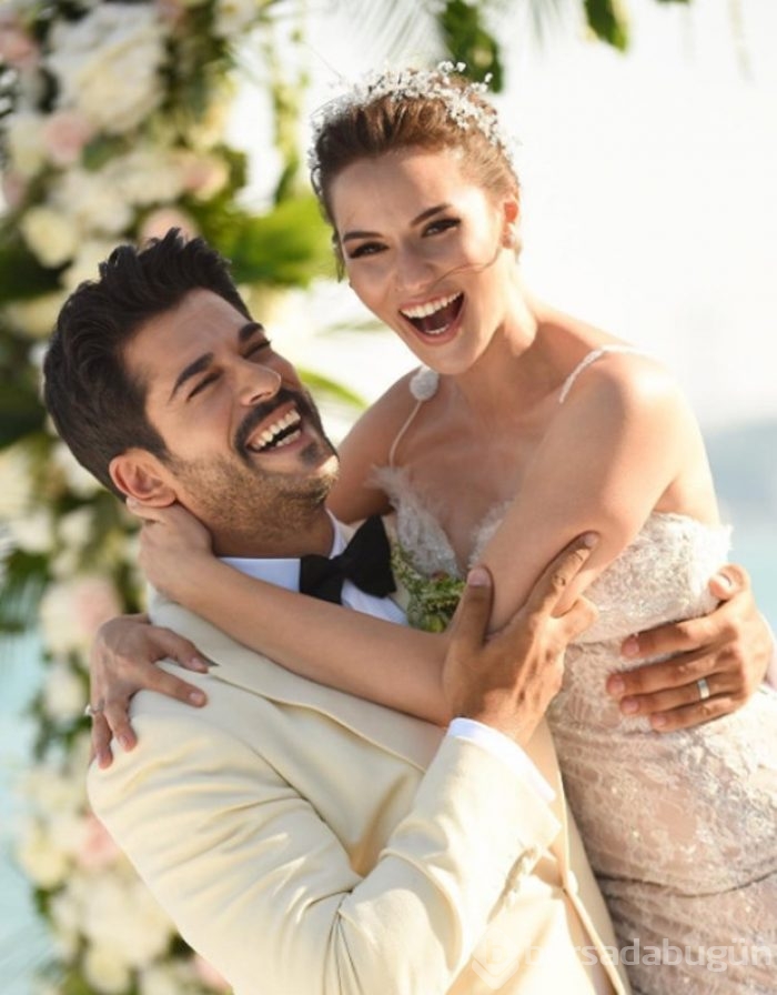 Burak Özçivit ve Fahriye Evcen hamburger sırasında