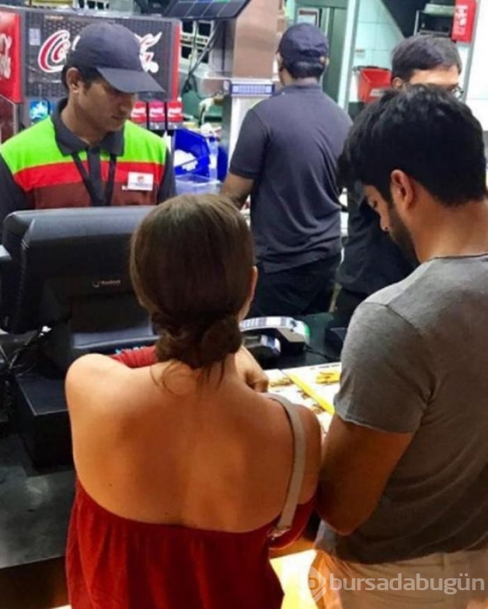 Burak Özçivit ve Fahriye Evcen hamburger sırasında