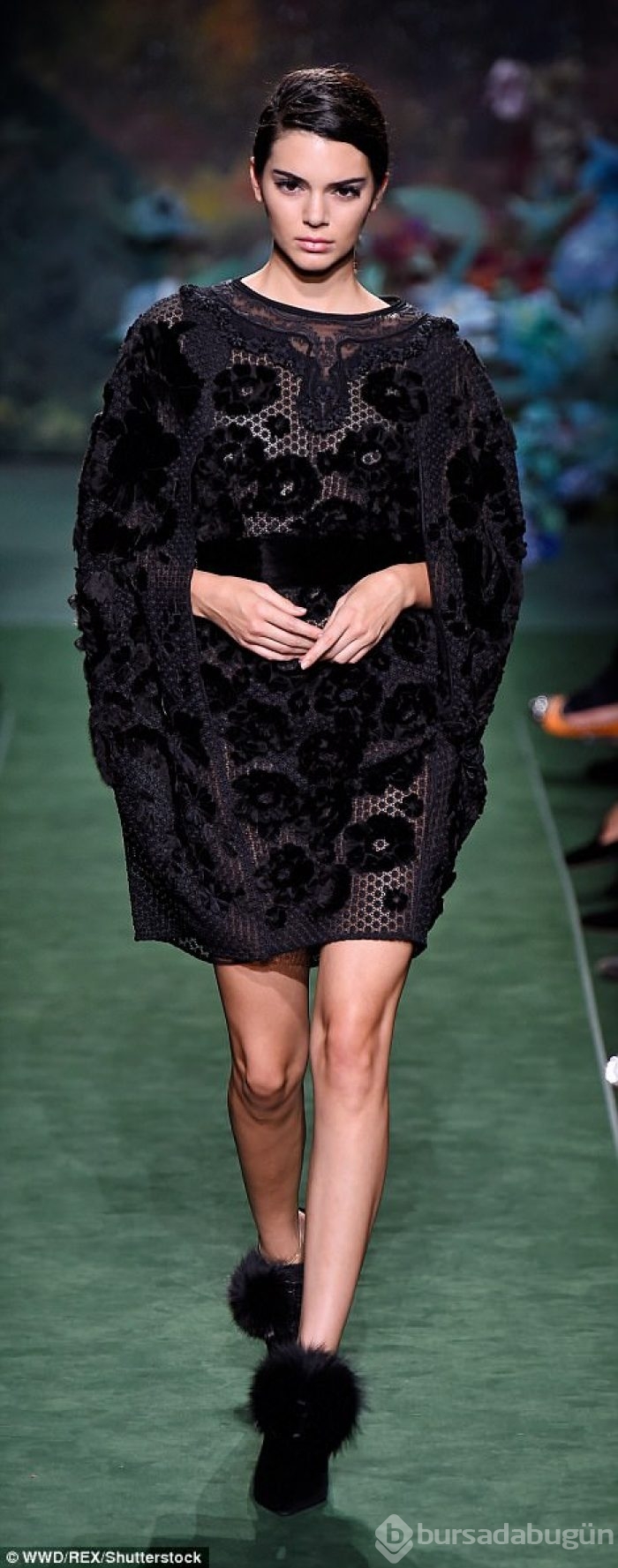 Kendall Jenner & Bella Hadid 'Fendi' defilesinde
