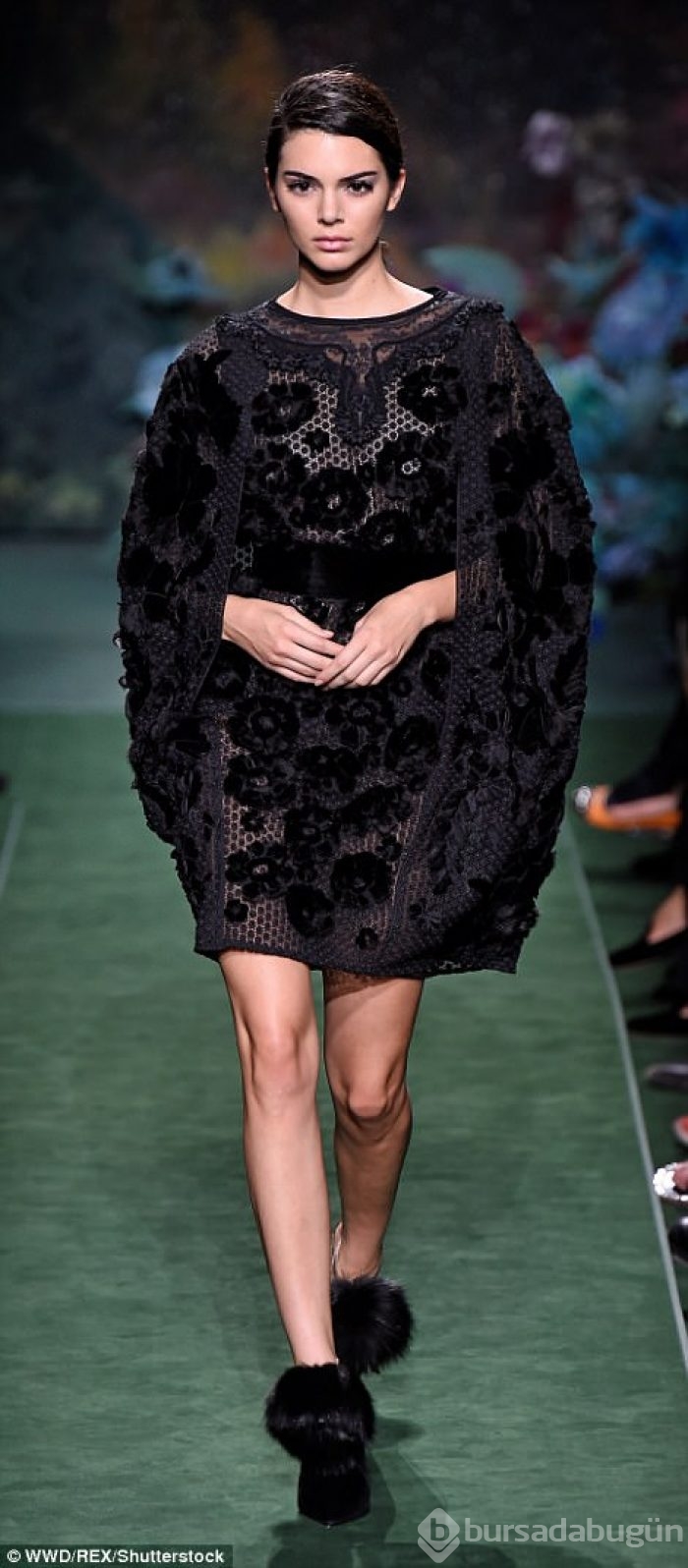 Kendall Jenner & Bella Hadid 'Fendi' defilesinde