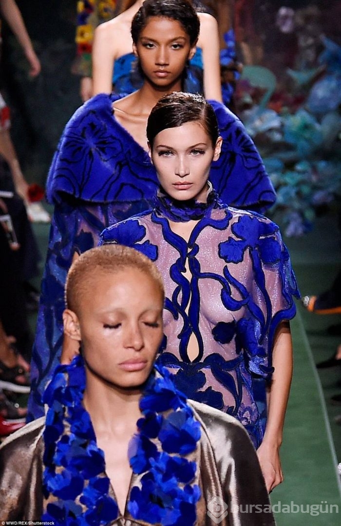Kendall Jenner & Bella Hadid 'Fendi' defilesinde