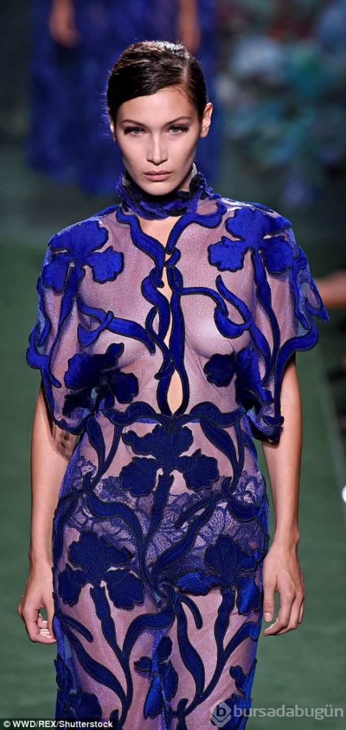 Kendall Jenner & Bella Hadid 'Fendi' defilesinde