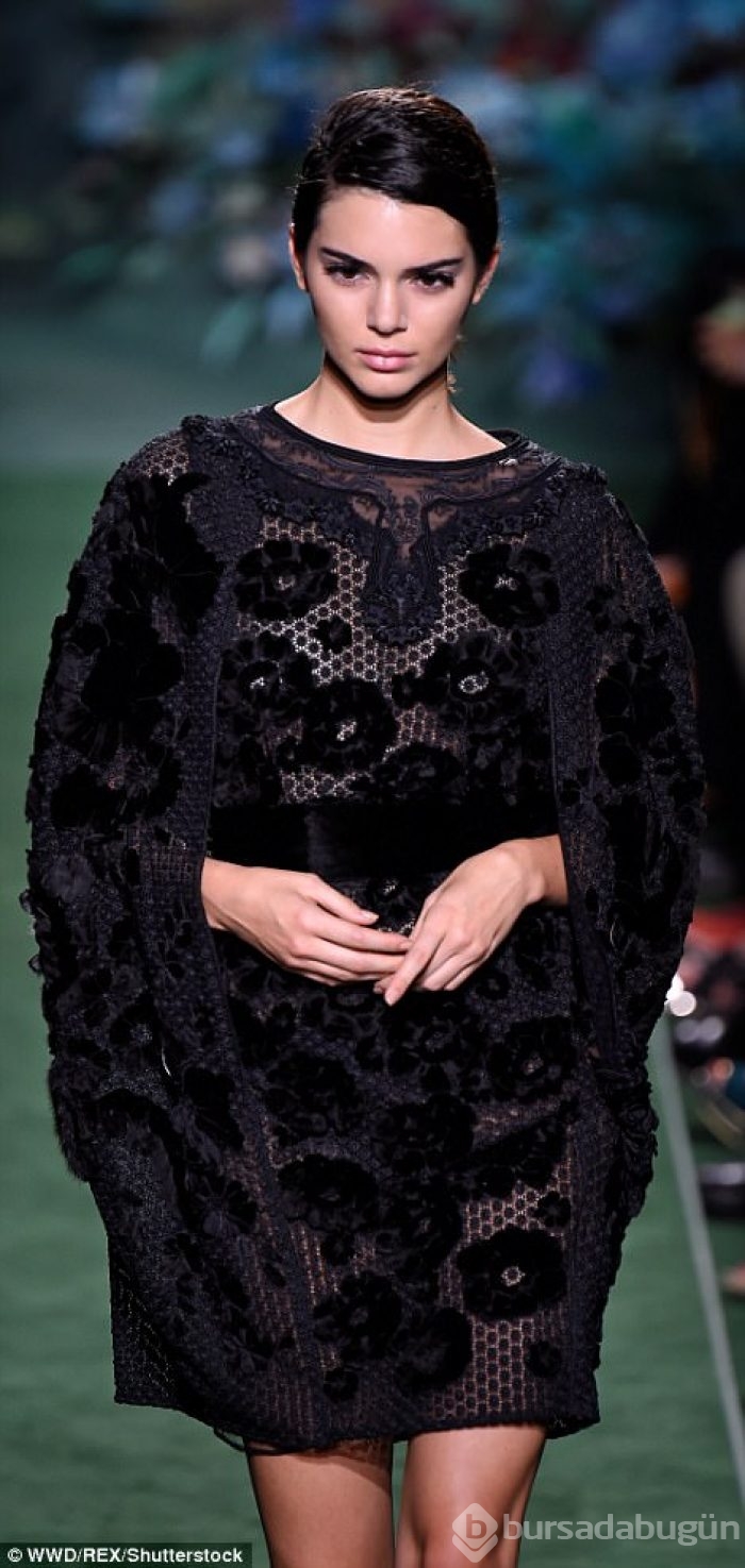 Kendall Jenner & Bella Hadid 'Fendi' defilesinde