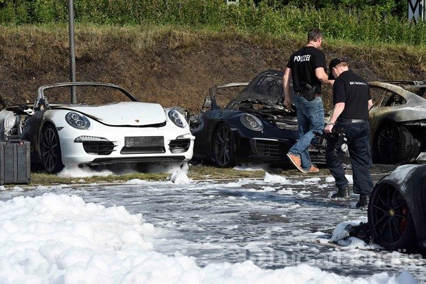 Lüks otomobiller yandı
