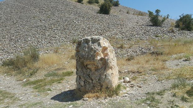 2 bin yıllık heykeli kırdılar