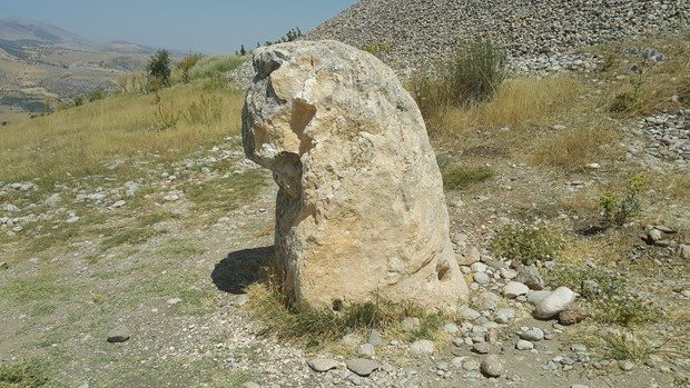 2 bin yıllık heykeli kırdılar