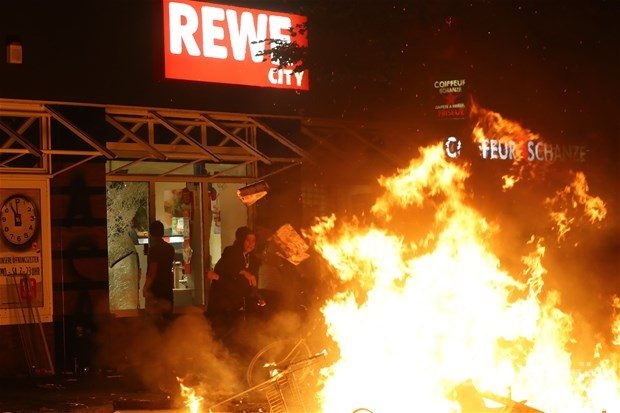 Hamburg'daki G20 protestoları 2. gününde de aralıksız sürdü: Çatışma, yağma, gözaltı
