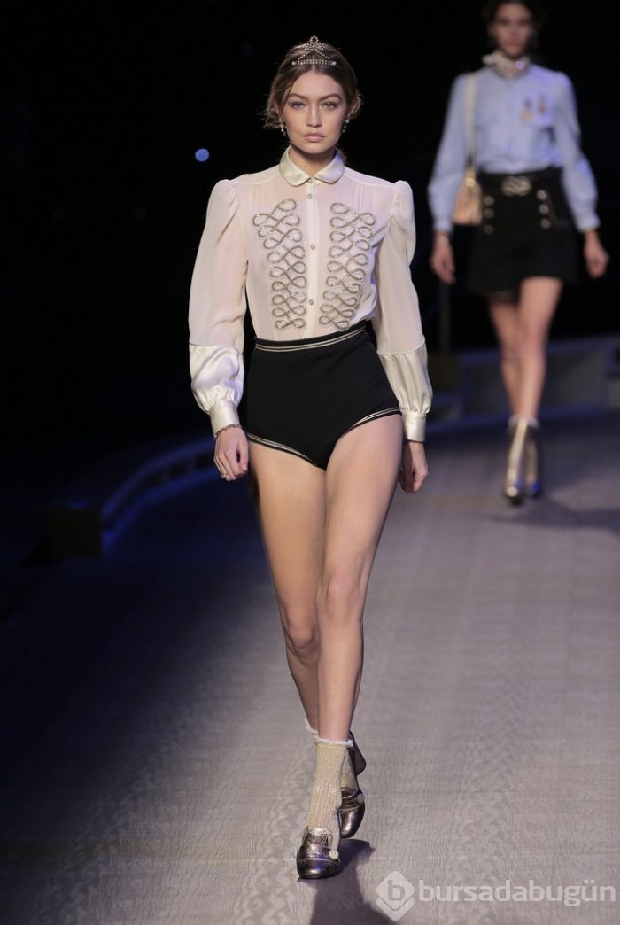 Podyumdan bir Gigi Hadid geçti