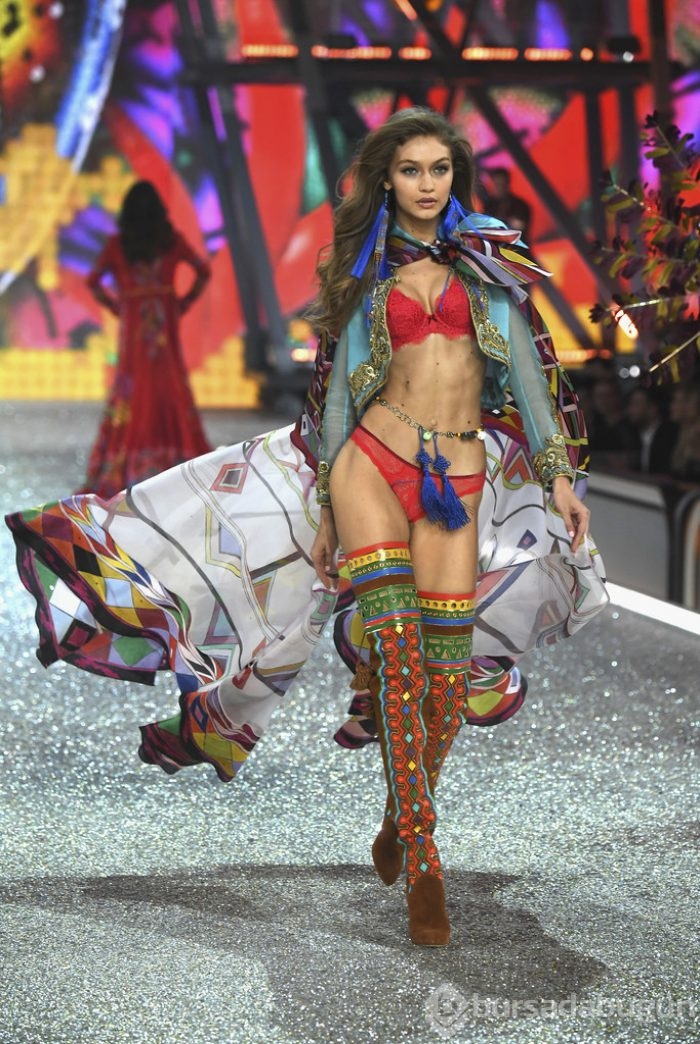 Podyumdan bir Gigi Hadid geçti