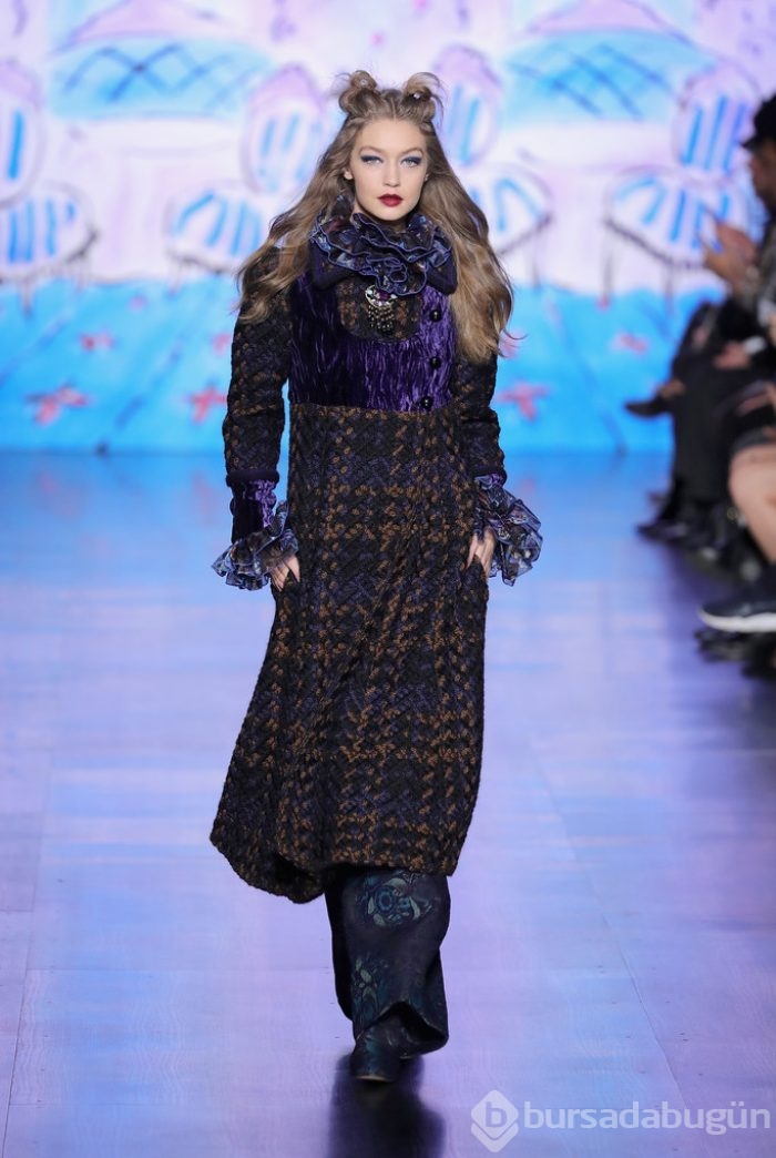 Podyumdan bir Gigi Hadid geçti