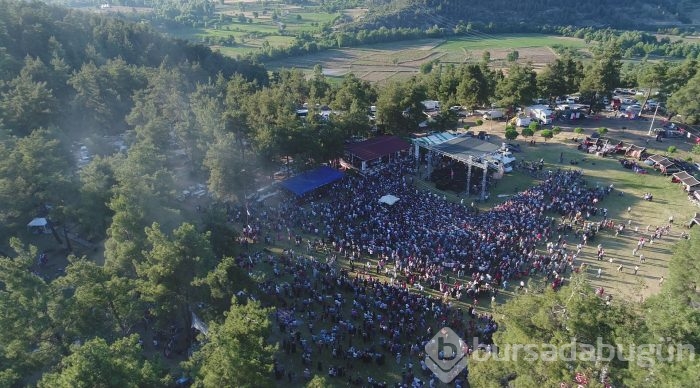 Bursa Karagöz Şenliği'nde ünlü sanatçılar binlerce kişiyi coşturdu	