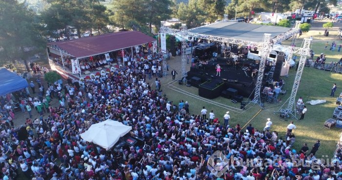 Bursa Karagöz Şenliği'nde ünlü sanatçılar binlerce kişiyi coşturdu	