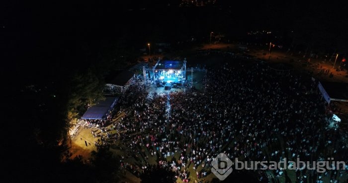 Bursa Karagöz Şenliği'nde ünlü sanatçılar binlerce kişiyi coşturdu	