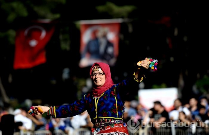 Bursa Karagöz Şenliği'nde ünlü sanatçılar binlerce kişiyi coşturdu	