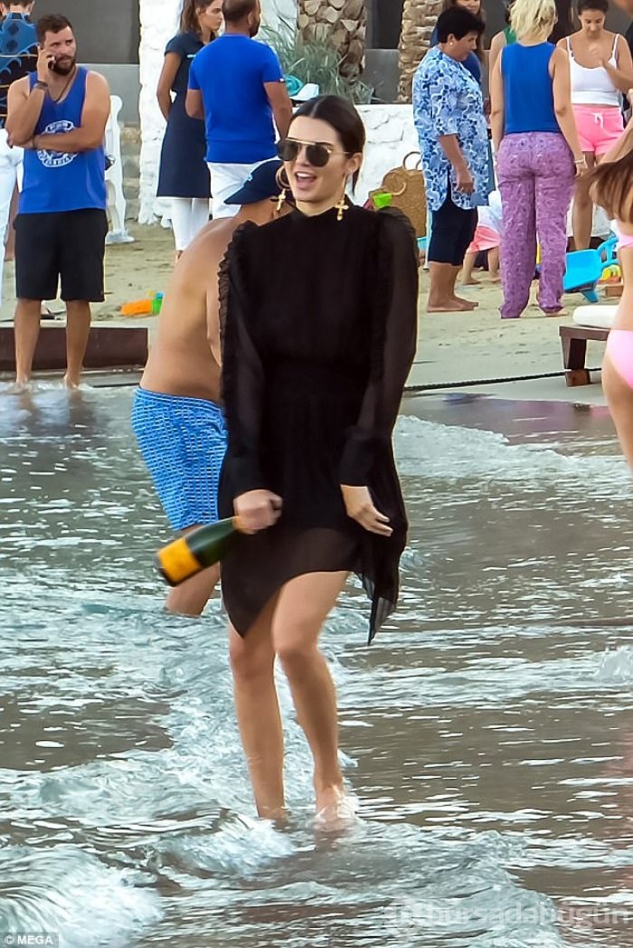 Kendall Jenner'ı zorla denize soktular