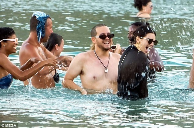 Kendall Jenner'ı zorla denize soktular