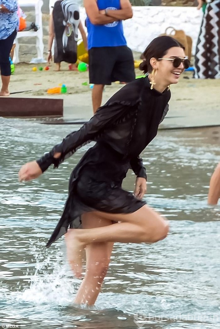 Kendall Jenner'ı zorla denize soktular