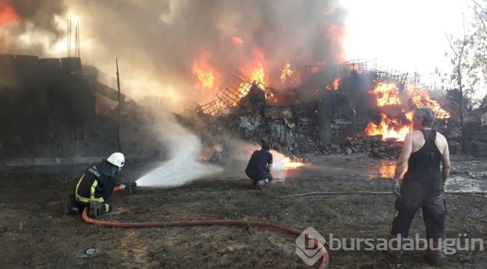 Bursa'da boya fabrikasında yangın çıktı!	