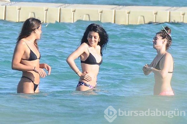 Özge Özpirinçci ve Selin Şekerci'nin deniz yogası
